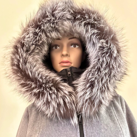 Winter coat by Soia&Kyo with convertible details. Size 4 - Picture 1 of 16